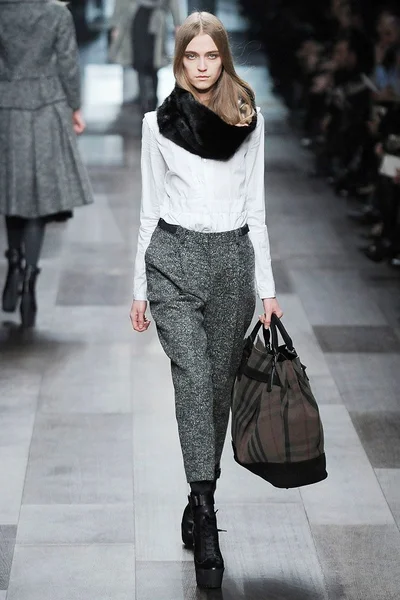 Look 16
